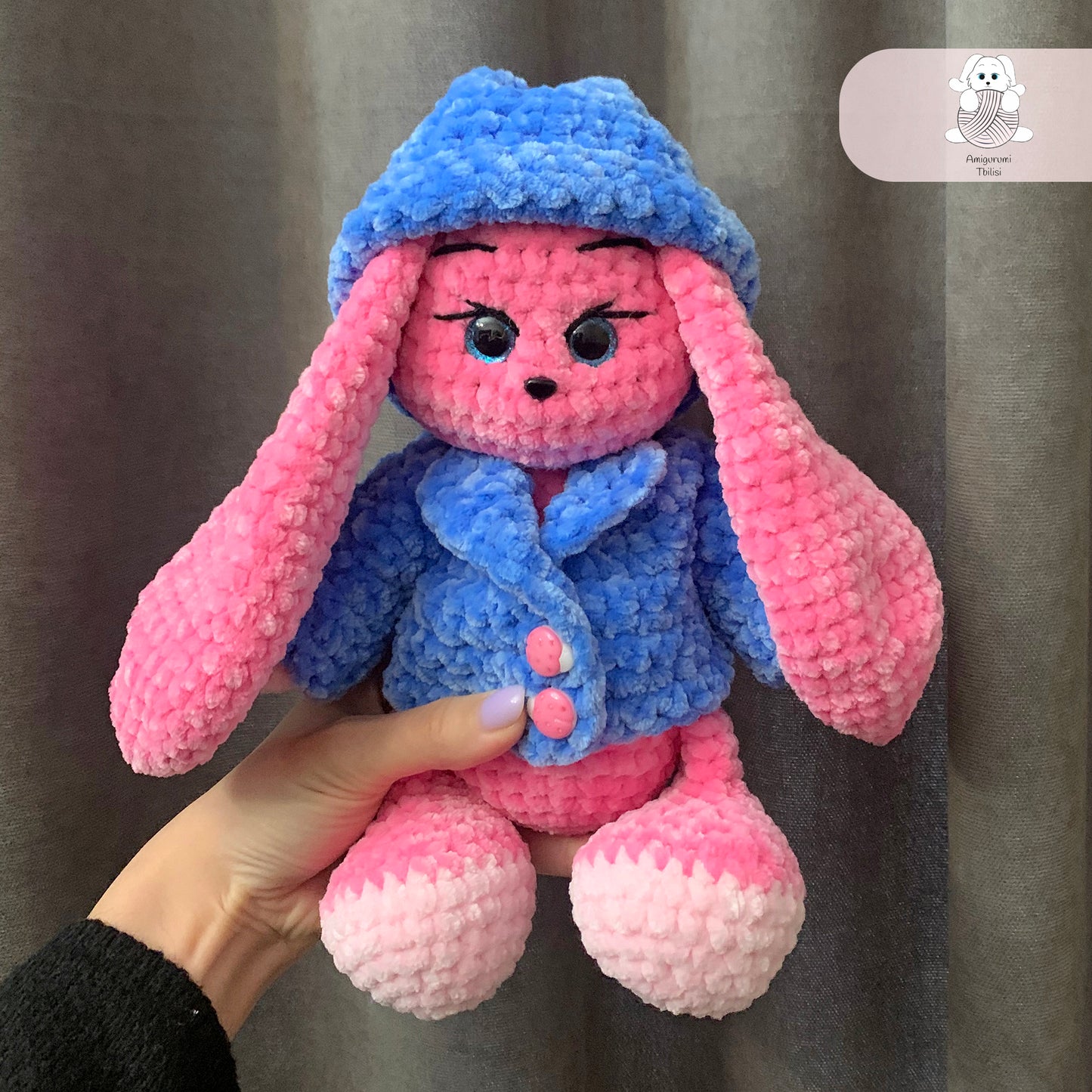 ბაჭია ჟაკეტით და ქუდით