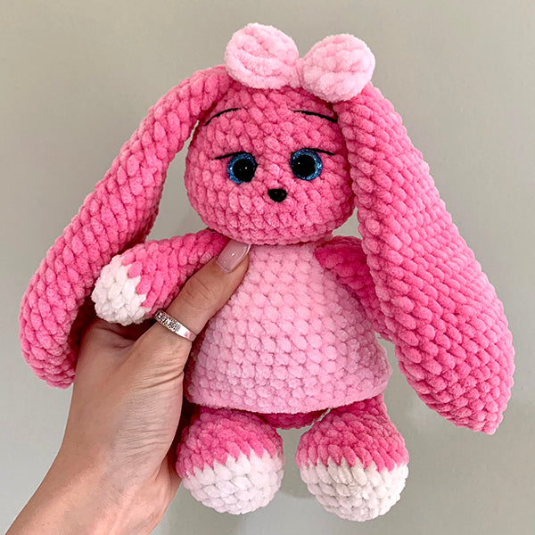 ვარდისფერი ბაჭია კაბით და ბაფთით